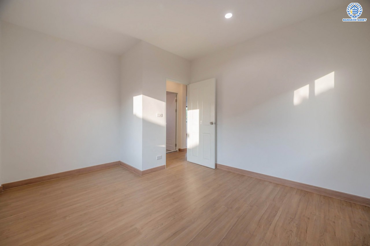 บ้านมือสองตกแต่งใหม่ โครงการ ชัยพัฒน์ เพิ่มสิน บ้านเดี่ยวหลังใหญ่ เนื้อที่ 63.8 ตร.ว. ฟังก์ชัน 3 ห้องนอน 2 ห้องน้ำ พร้อมห้องอเนกประสงค์ชั้นล่าง 1 ห้อง จอดรถได้ 1 คัน บนทำเลเดินทางสะดวก เชื่อมต่อถ.สายไหม, ถ.พหลโยธิน ใกล้สนามบินดอนเมือง และ ใกล้จุดขึ้นทางด่วน"ฉลองรัช"...